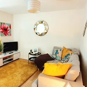 Sea Breeze, 2 Bdr With En-suites, Private Parking, Internet- Sleeps 4 Ppl Bournemouth